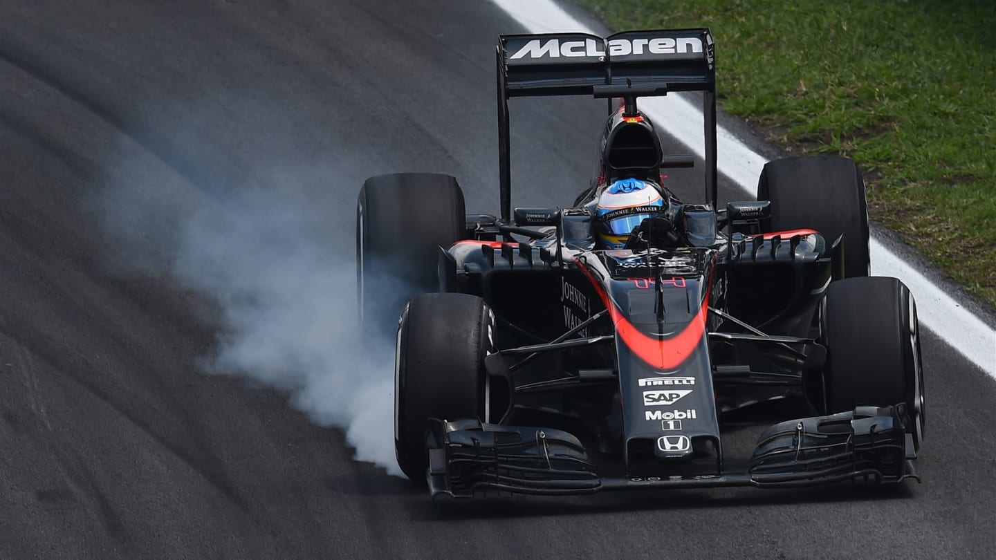 Fernando Alonso (ESP) McLaren MP4-30 locks up at Formula One World Championship, Rd18, Brazilian
