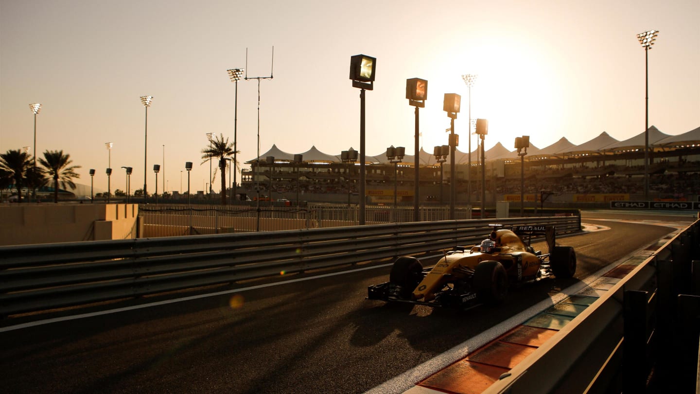 Kevin Magnussen (DEN) Renault Sport F1 Team RS16 at Formula One World Championship, Rd21, Abu Dhabi