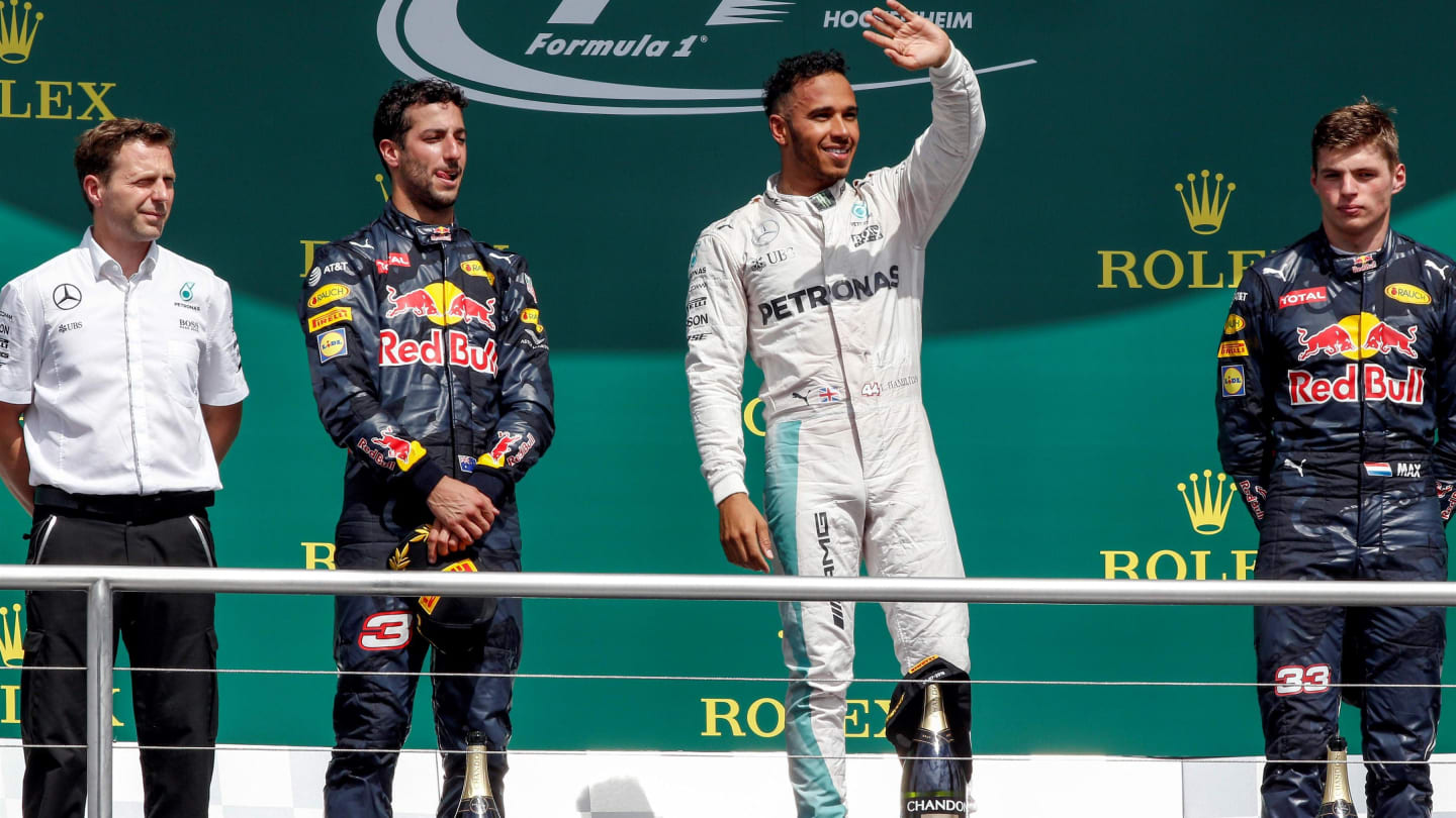 Daniel Ricciardo (AUS) Red Bull Racing, race winner Lewis Hamilton (GBR) Mercedes AMG F1 and Max
