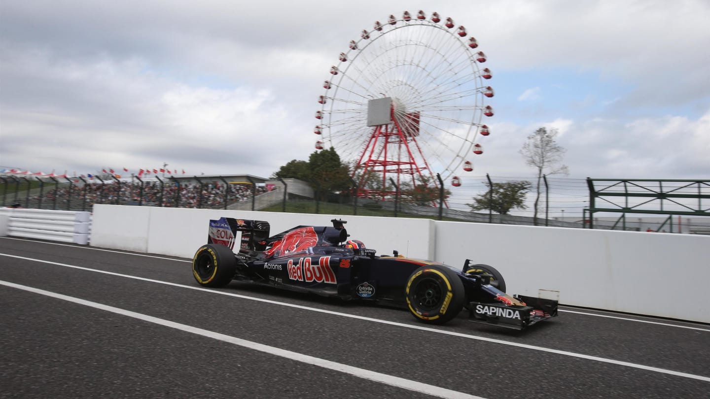 Daniil Kvyat (RUS) Scuderia Toro Rosso STR11 at Formula One World Championship, Rd17, Japanese