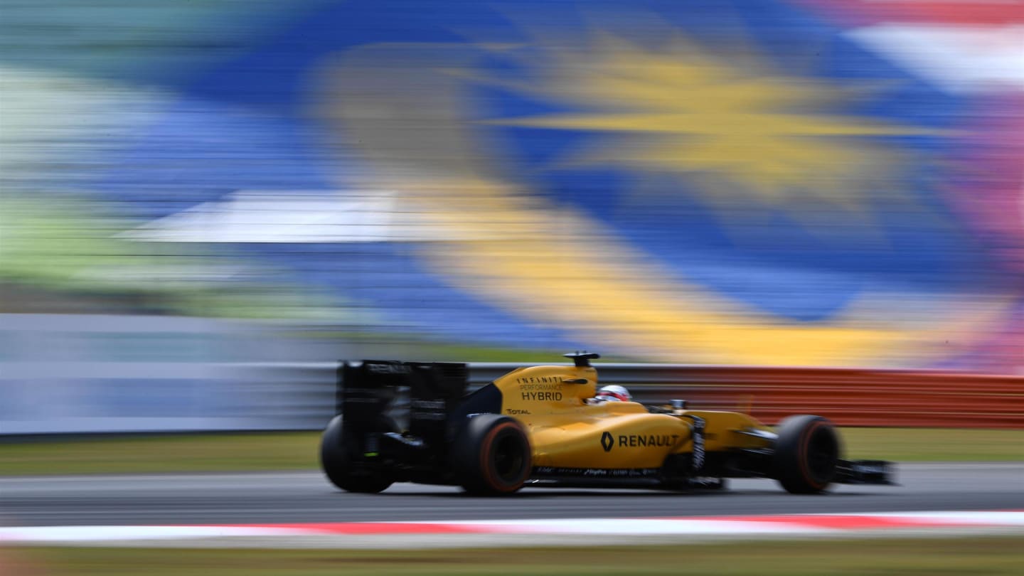 Kevin Magnussen (DEN) Renault Sport F1 Team RS16 at Formula One World Championship, Rd16, Malaysian