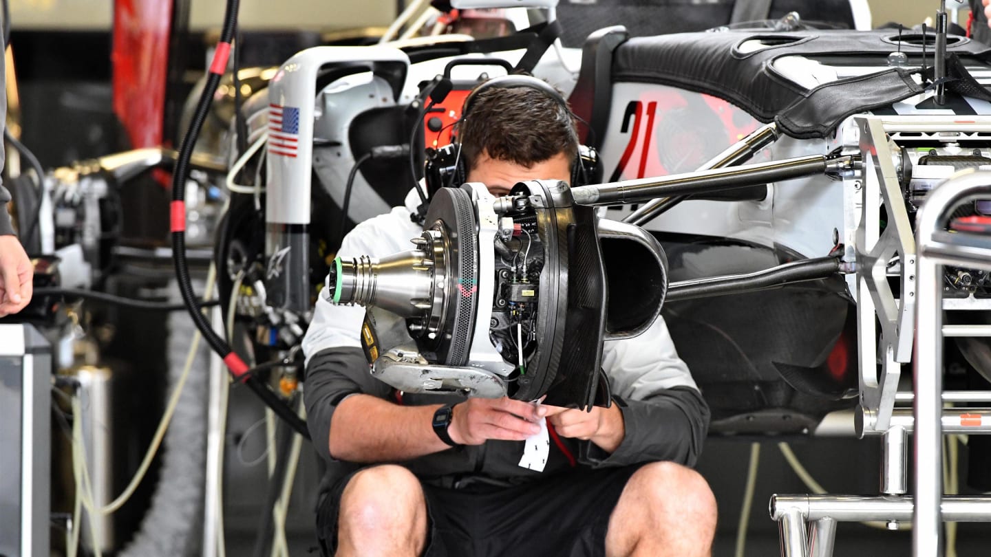 Haas VF-16 front brake and wheel hub detail at Formula One World Championship, Rd19, Mexican Grand