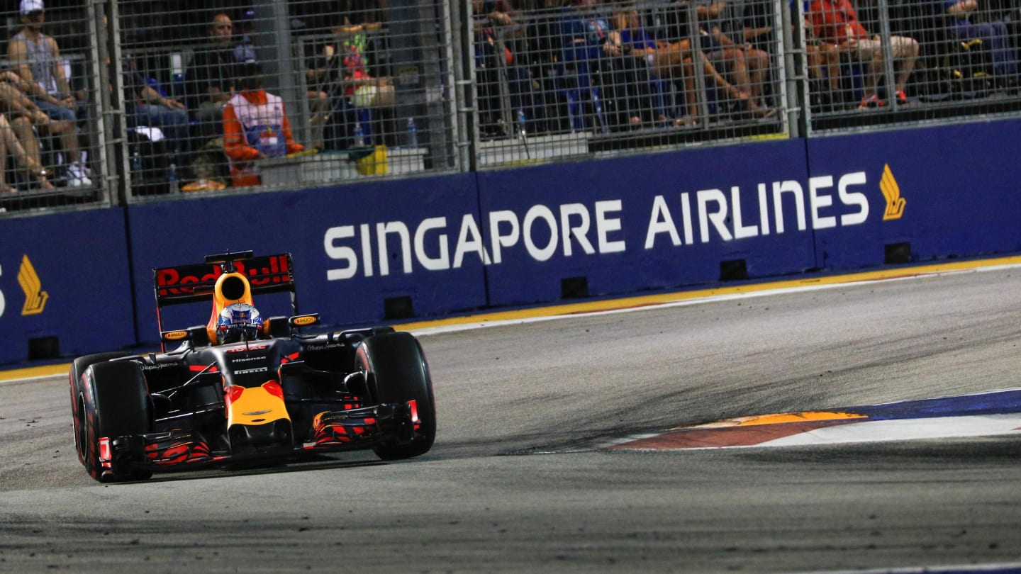 Daniel Ricciardo (AUS) Red Bull Racing RB12 at Formula One World Championship, Rd15, Singapore