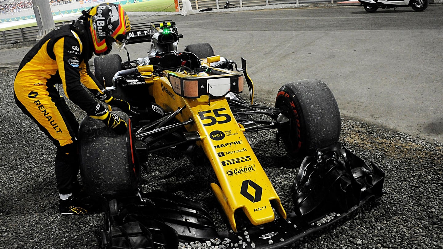 Race retiree Carlos Sainz (ESP) Renault Sport F1 Team RS17 at Formula One World Championship, Rd20, Abu Dhabi Grand Prix, Race, Yas Marina Circuit, Abu Dhabi, UAE, Sunday 26 November 2017. © Rubio/Sutton Images