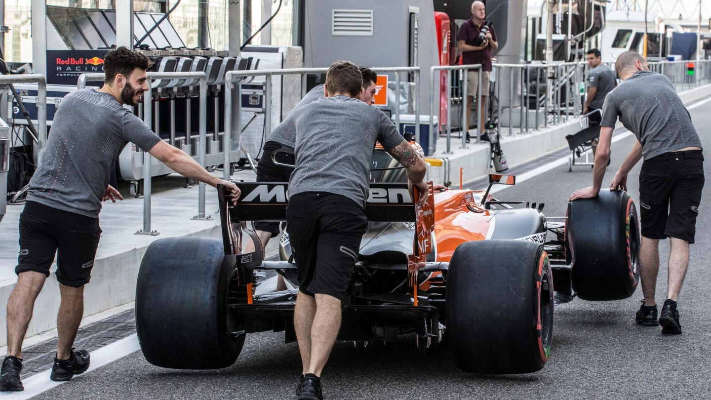 McLarem mechanics with McLaren MCL32 in pit lane at Formula One World Championship, Rd20, Abu Dhabi Grand Prix, Preparations, Yas Marina Circuit, Abu Dhabi, UAE, Thursday 23 November 2017. © Manuel Goria/Sutton Images