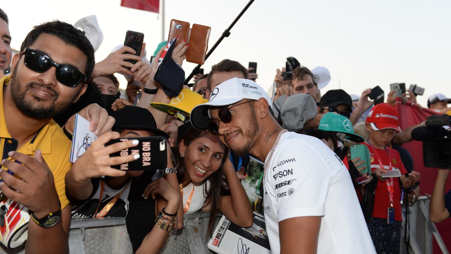 Lewis Hamilton (GBR) Mercedes AMG F1 fans selfie at Formula One World Championship, Rd20, Abu Dhabi Grand Prix, Preparations, Yas Marina Circuit, Abu Dhabi, UAE, Thursday 23 November 2017. © Simon Galloway/Sutton Images