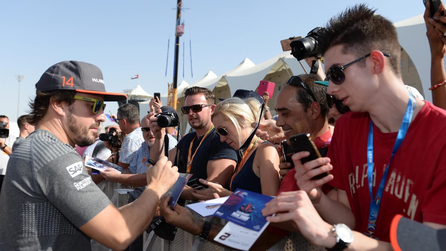 Fernando Alonso (ESP) McLaren signs autographs for the fans at Formula One World Championship, Rd20, Abu Dhabi Grand Prix, Preparations, Yas Marina Circuit, Abu Dhabi, UAE, Thursday 23 November 2017. © Simon Galloway/Sutton Images