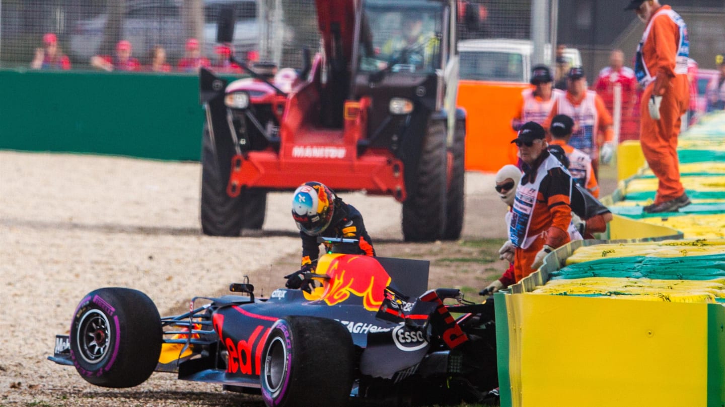 Daniel Ricciardo (AUS) Red Bull Racing RB13 crashes in Q3 at Formula One World Championship, Rd1, Australian Grand Prix, Qualifying, Albert Park, Melbourne, Australia, Saturday 25 March 2017. © Sutton Motorsport Images