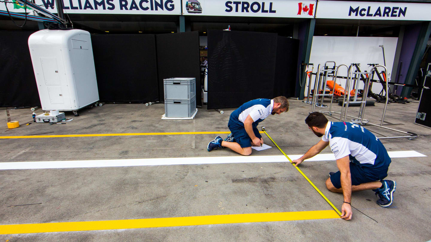 Williams mechanics mark out the pit box at Formula One World Championship, Rd1, Australian Grand Prix, Preparations, Albert Park, Melbourne, Australia, Wednesday 22 March 2017. © Sutton Motorsport Images