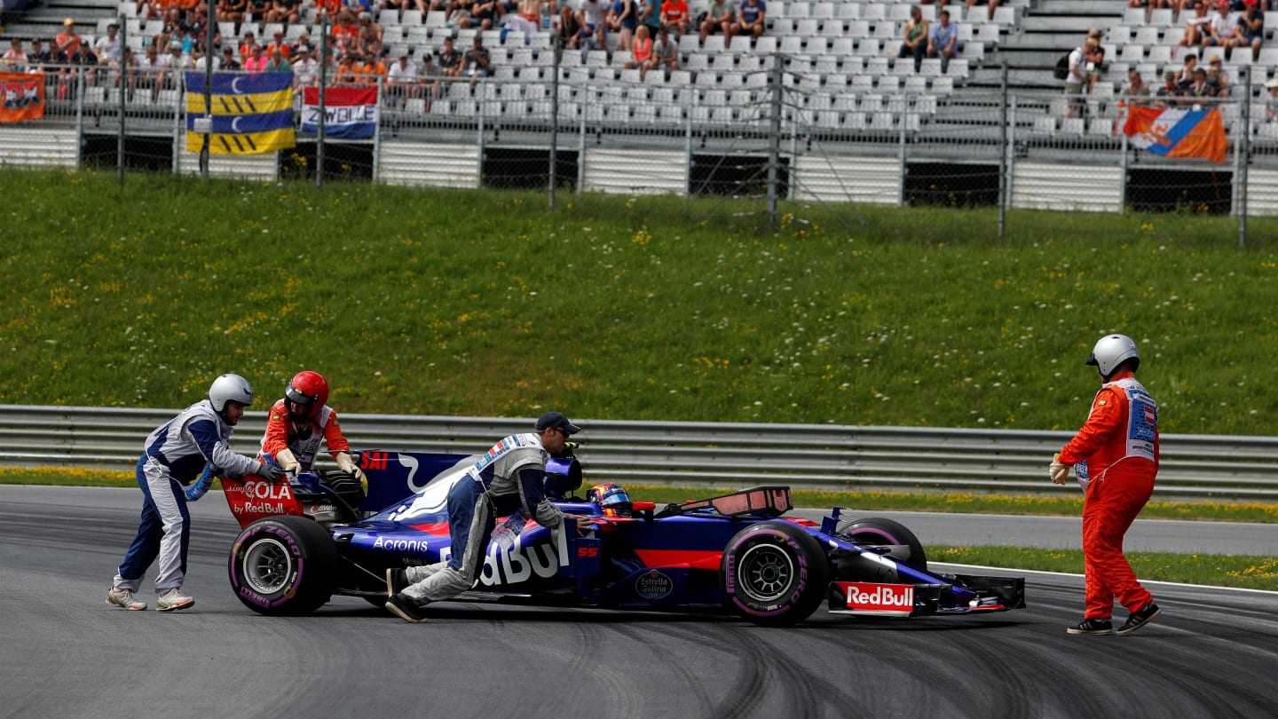 Carlos Sainz jr (ESP) Scuderia Toro Rosso STR12 stops on track in FP3 and is pushed by marshals at Formula One World Championship, Rd9, Austrian Grand Prix, Qualifying, Spielberg, Austria, Saturday 8 July 2017. © Sutton Images