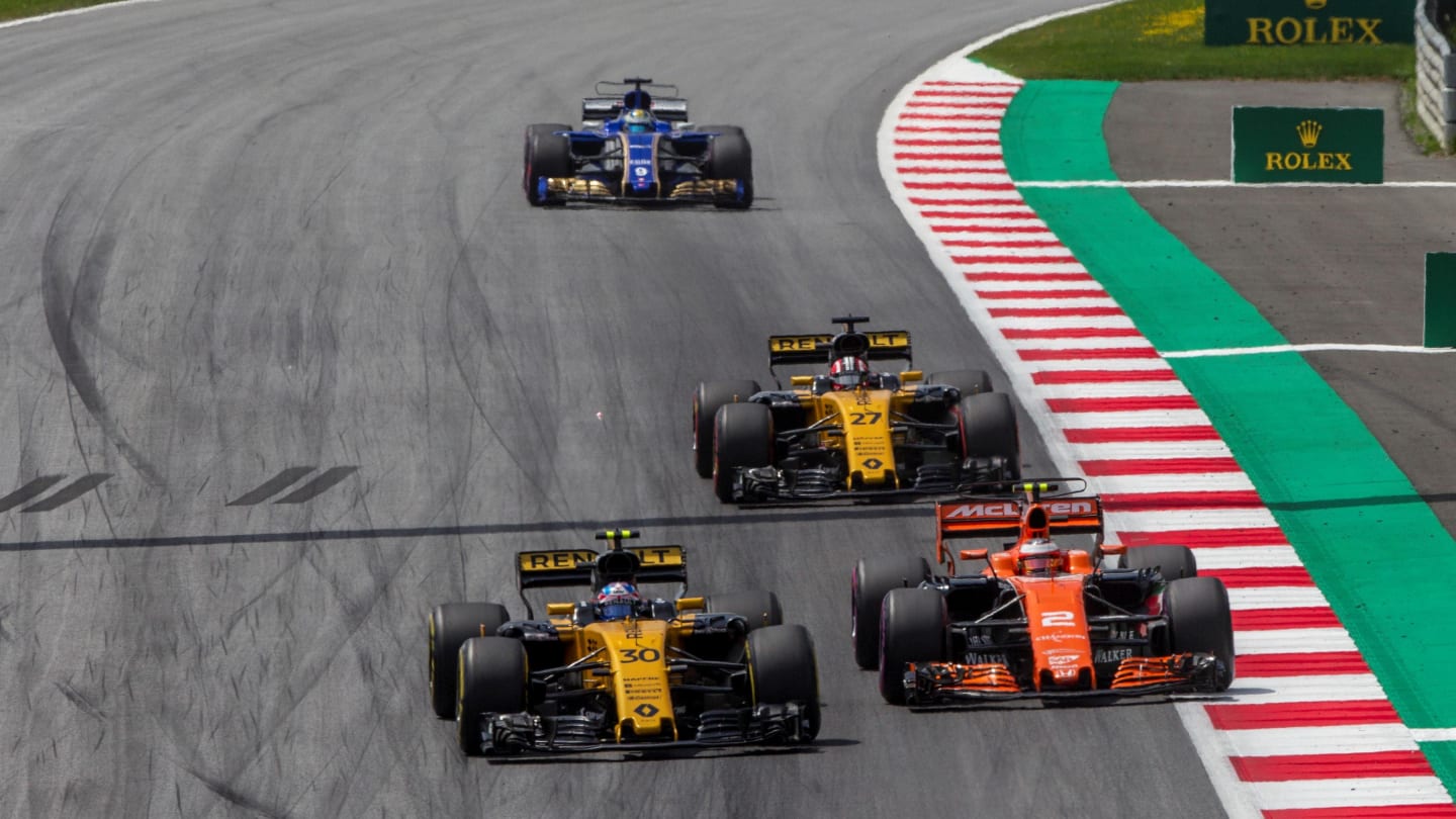 Jolyon Palmer (GBR) Renault Sport F1 Team RS17 and Stoffel Vandoorne (BEL) McLaren MCL32 battle for