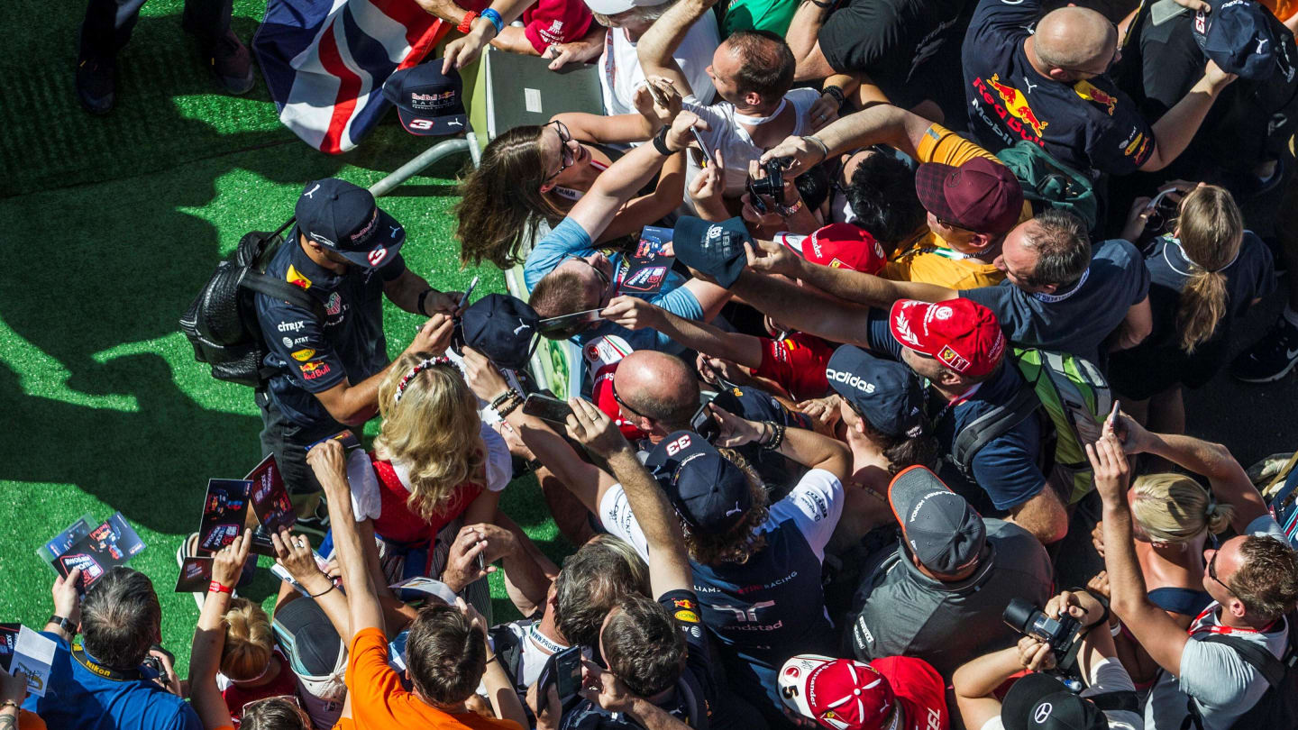 From Sunday... Daniel Ricciardo (AUS) Red Bull Racing signs autographs for the fans at Formula One World Championship, Rd9, Austrian Grand Prix, Race, Spielberg, Austria, Sunday 9 July 2017. © Sutton Images