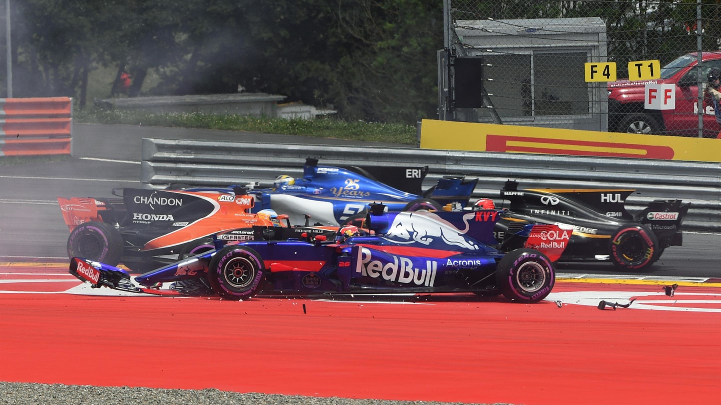 Max Verstappen (NED) Red Bull Racing RB13, Fernando Alonso (ESP) McLaren MCL32 and Daniil Kvyat