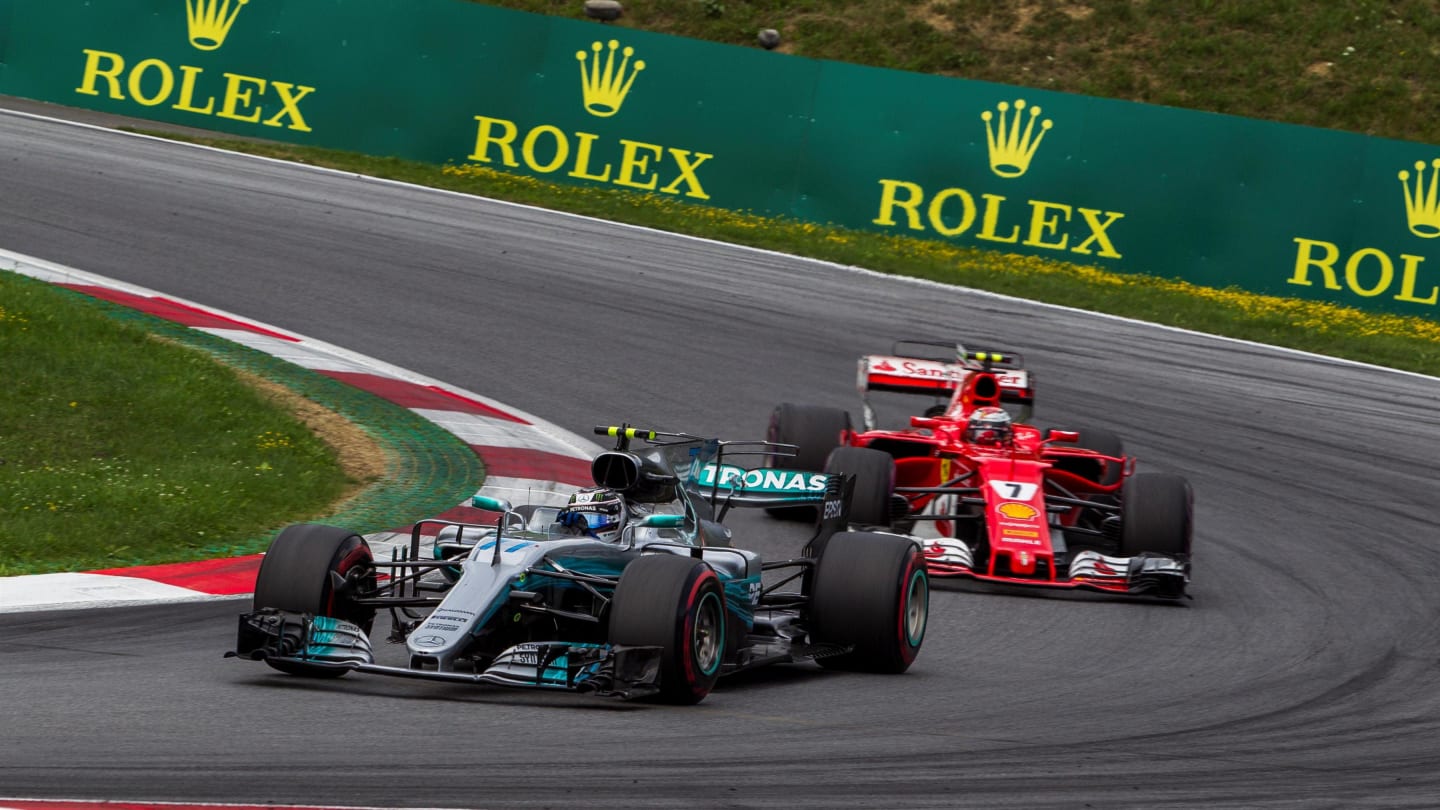 Valtteri Bottas (FIN) Mercedes-Benz F1 W08 Hybrid leads Kimi Raikkonen (FIN) Ferrari SF70-H at