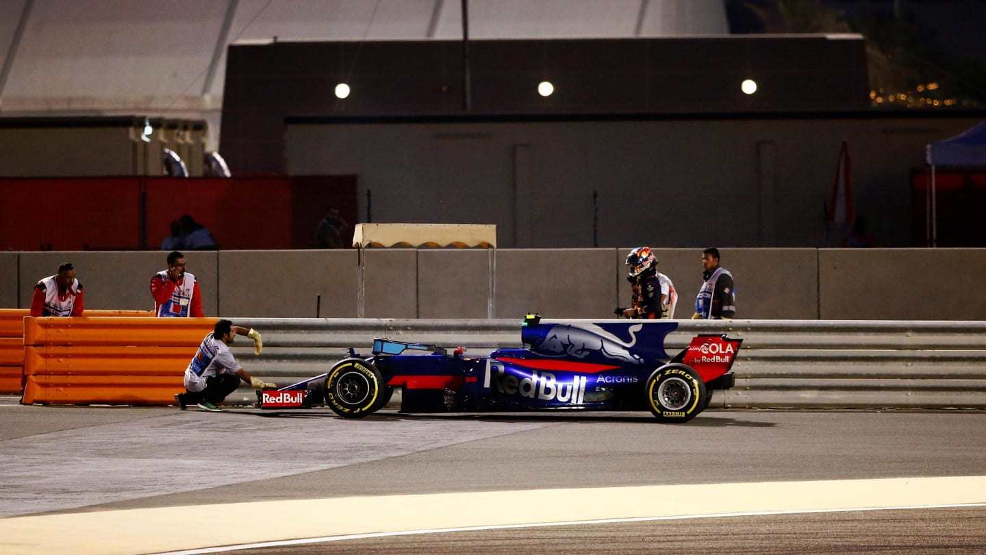 Carlos Sainz jr (ESP) Scuderia Toro Rosso STR12 stops on track in FP2 at Formula One World Championship, Rd3, Bahrain Grand Prix Practice, Bahrain International Circuit, Sakhir, Bahrain, Friday 14 April 2017. © Sutton Motorsport Images