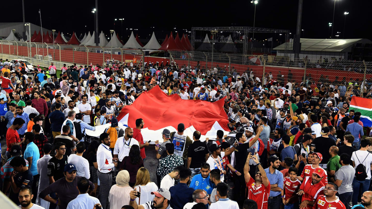 Fans amd Marshals with giant Bahrain flag at Formula One World Championship, Rd3, Bahrain Grand Prix Race, Bahrain International Circuit, Sakhir, Bahrain, Sunday 16 April 2017. © Sutton Motorsport Images