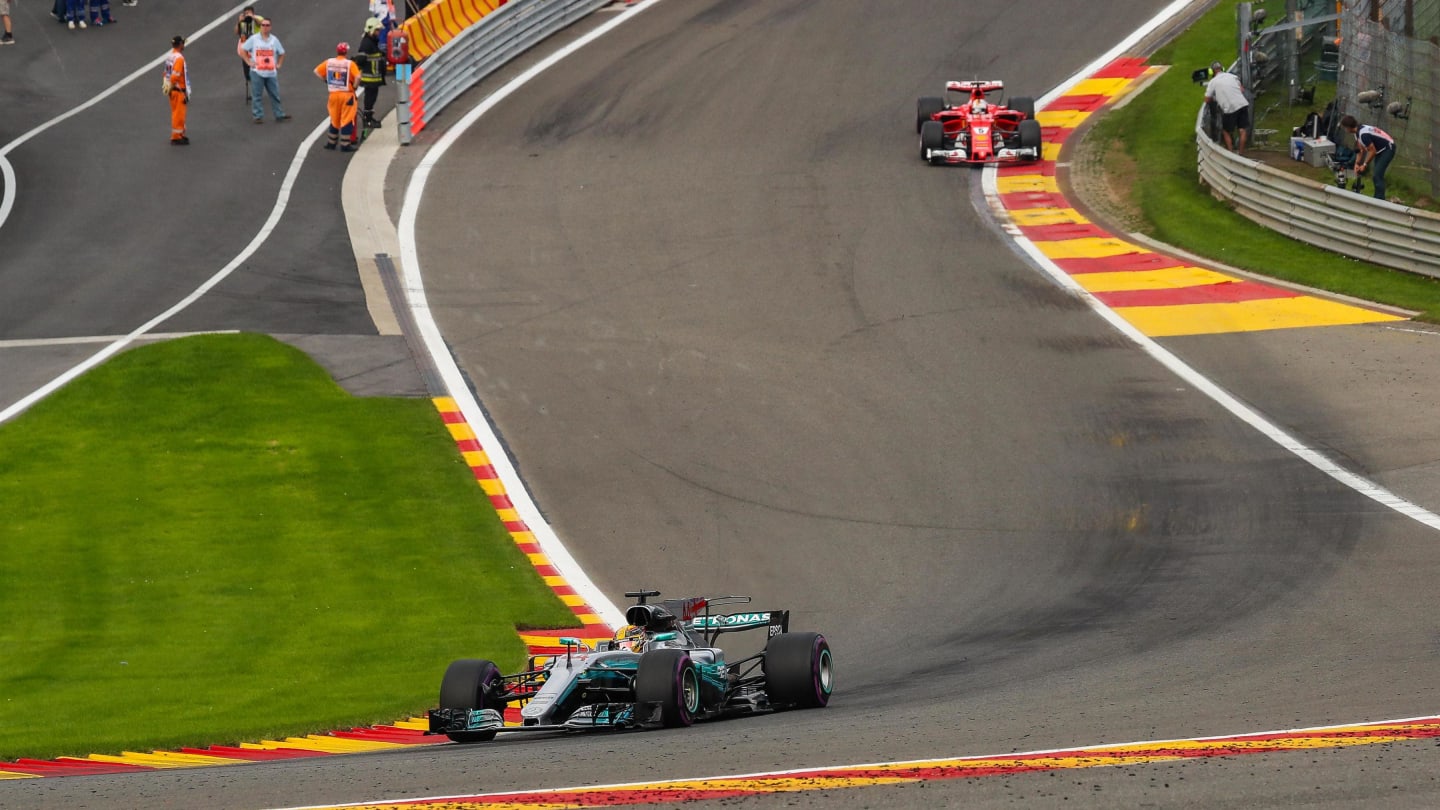 Lewis Hamilton (GBR) Mercedes-Benz F1 W08 Hybrid leads Sebastian Vettel (GER) Ferrari SF70-H at