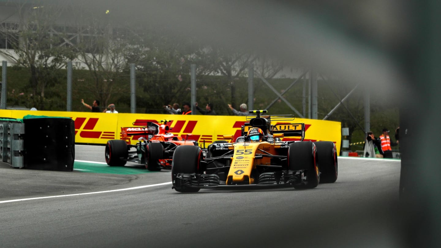 Carlos Sainz jr (ESP) Renault Sport F1 Team RS17 and Stoffel Vandoorne (BEL) McLaren MCL32 at