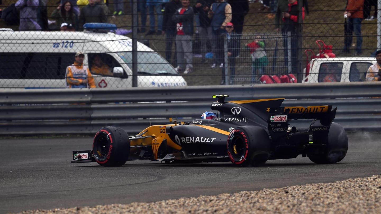 Jolyon Palmer (GBR) Renault Sport F1 Team RS17 spins at Formula One World Championship, Rd2, Chinese Grand Prix, Race, Shanghai, China, Sunday 9 April 2017. © Sutton Motorsport Images
