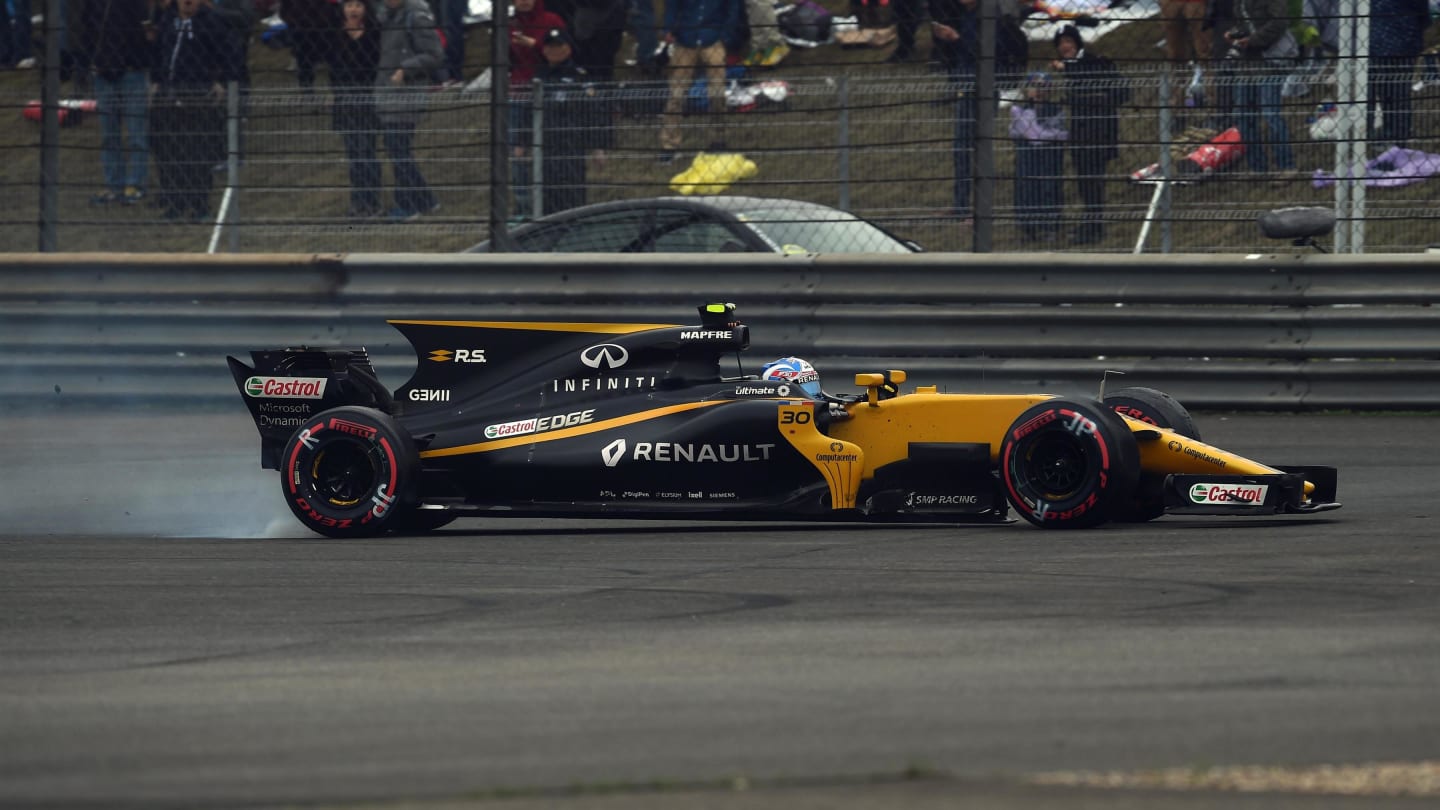 Jolyon Palmer (GBR) Renault Sport F1 Team RS17 spins at Formula One World Championship, Rd2, Chinese Grand Prix, Race, Shanghai, China, Sunday 9 April 2017. © Sutton Motorsport Images