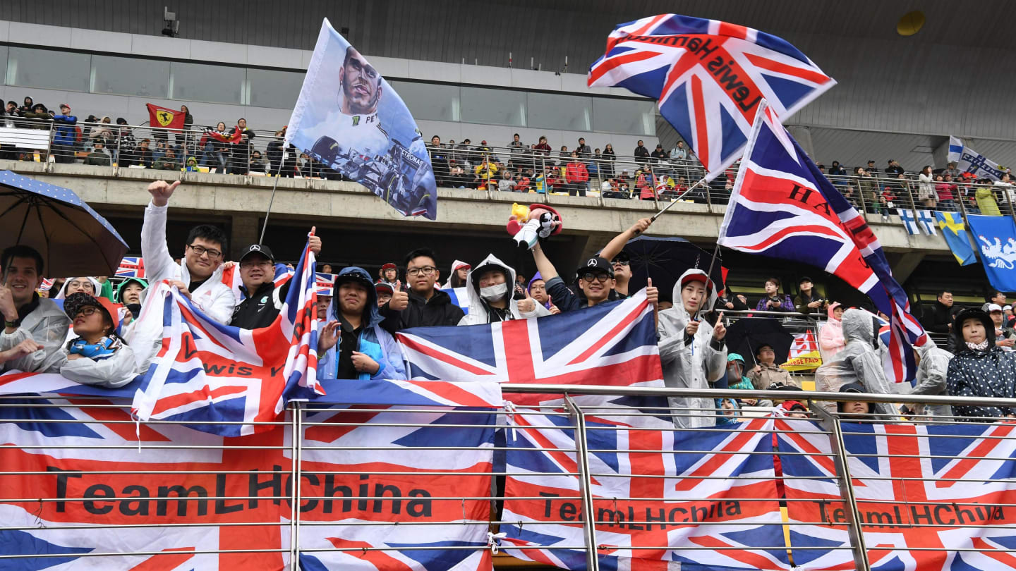 Lewis Hamilton (GBR) Mercedes AMG F1 fans and banners at Formula One World Championship, Rd2, Chinese Grand Prix, Race, Shanghai, China, Sunday 9 April 2017. © Sutton Motorsport Images