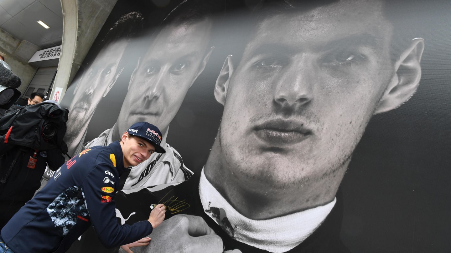 Max Verstappen (NED) Red Bull Racing signs his auotgraph at Formula One World Championship, Rd2, Chinese Grand Prix, Race, Shanghai, China, Sunday 9 April 2017. © Sutton Motorsport Images