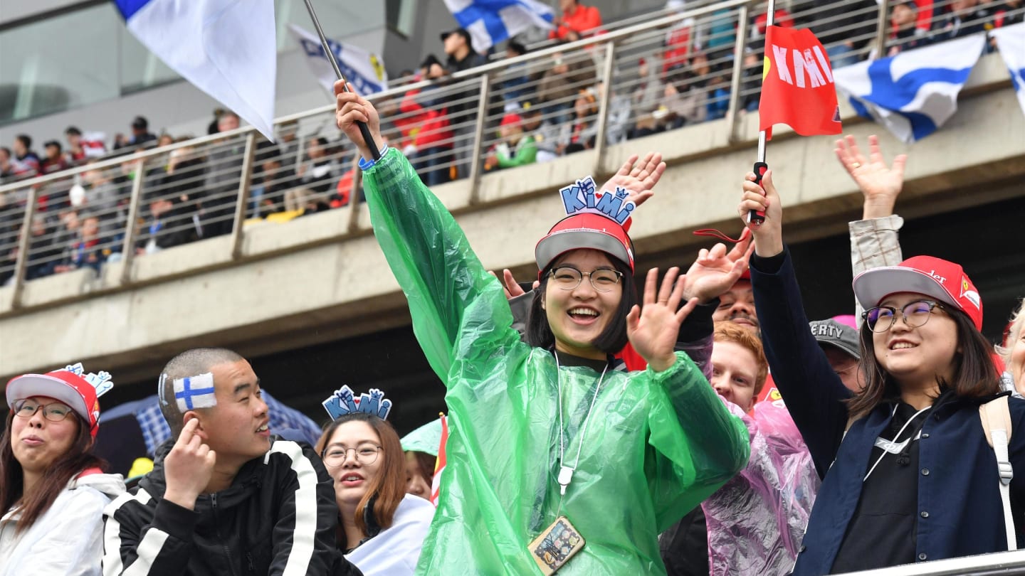 Fans at Formula One World Championship, Rd2, Chinese Grand Prix, Race, Shanghai, China, Sunday 9 April 2017. © Sutton Motorsport Images