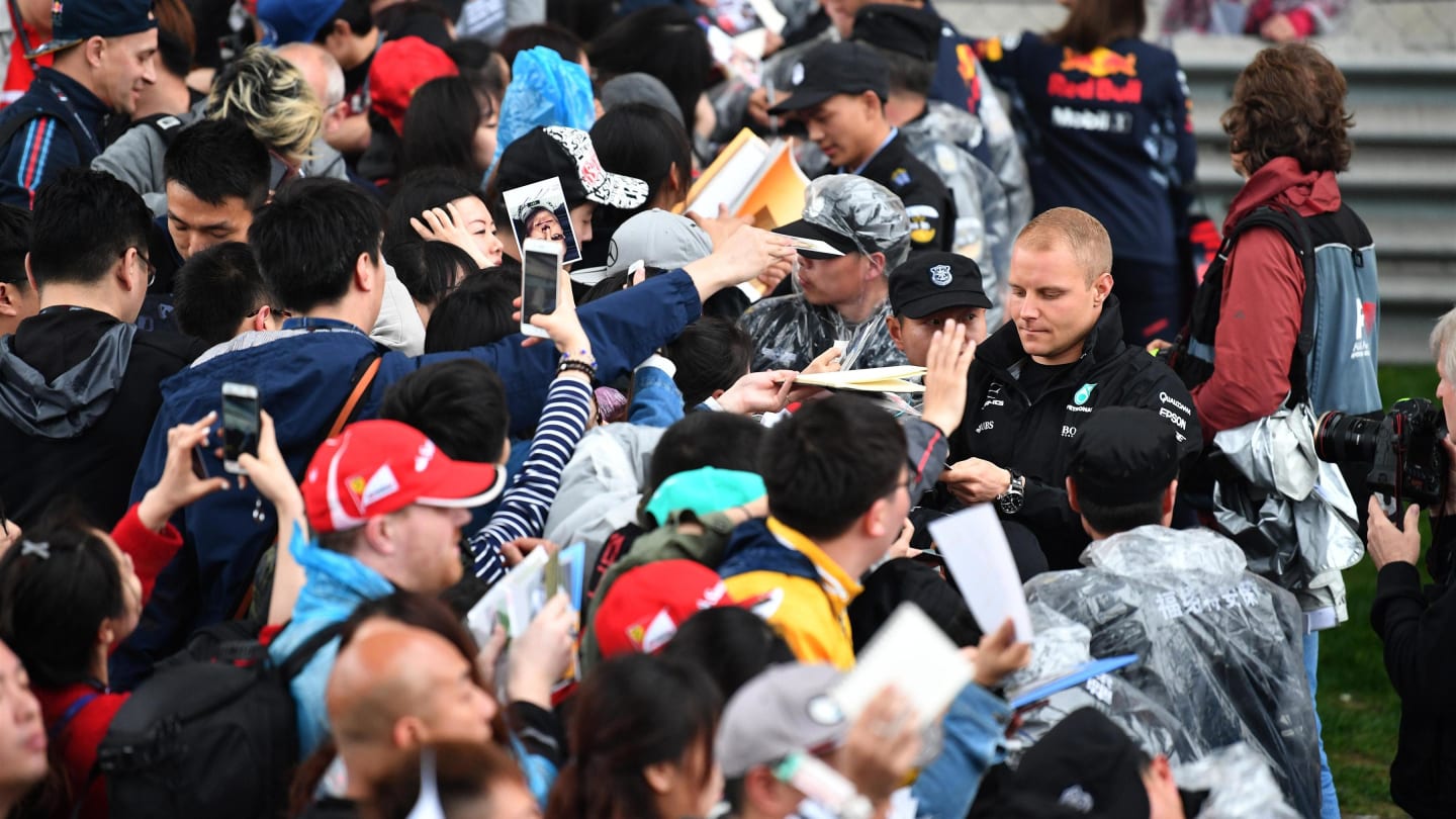 Valtteri Bottas (FIN) Mercedes AMG F1 signs autographs for the fans at Formula One World Championship, Rd2, Chinese Grand Prix, Preparations, Shanghai, China, Thursday 6 April 2017. © Sutton Motorsport Images