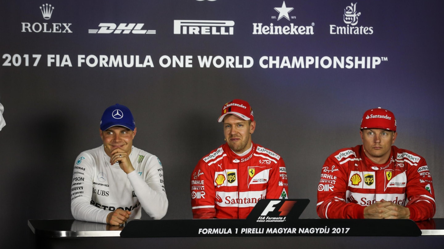Valtteri Bottas (FIN) Mercedes AMG F1, Pole sitter Sebastian Vettel (GER) Ferrari and Kimi