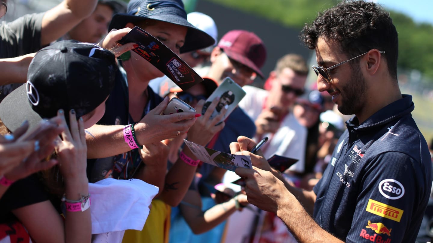 Daniel Ricciardo (AUS) Red Bull Racing signs autographs for the fans at Formula One World Championship, Rd11, Hungarian Grand Prix, Race, Hungaroring, Hungary, Sunday 30 July 2017. © Sutton Images