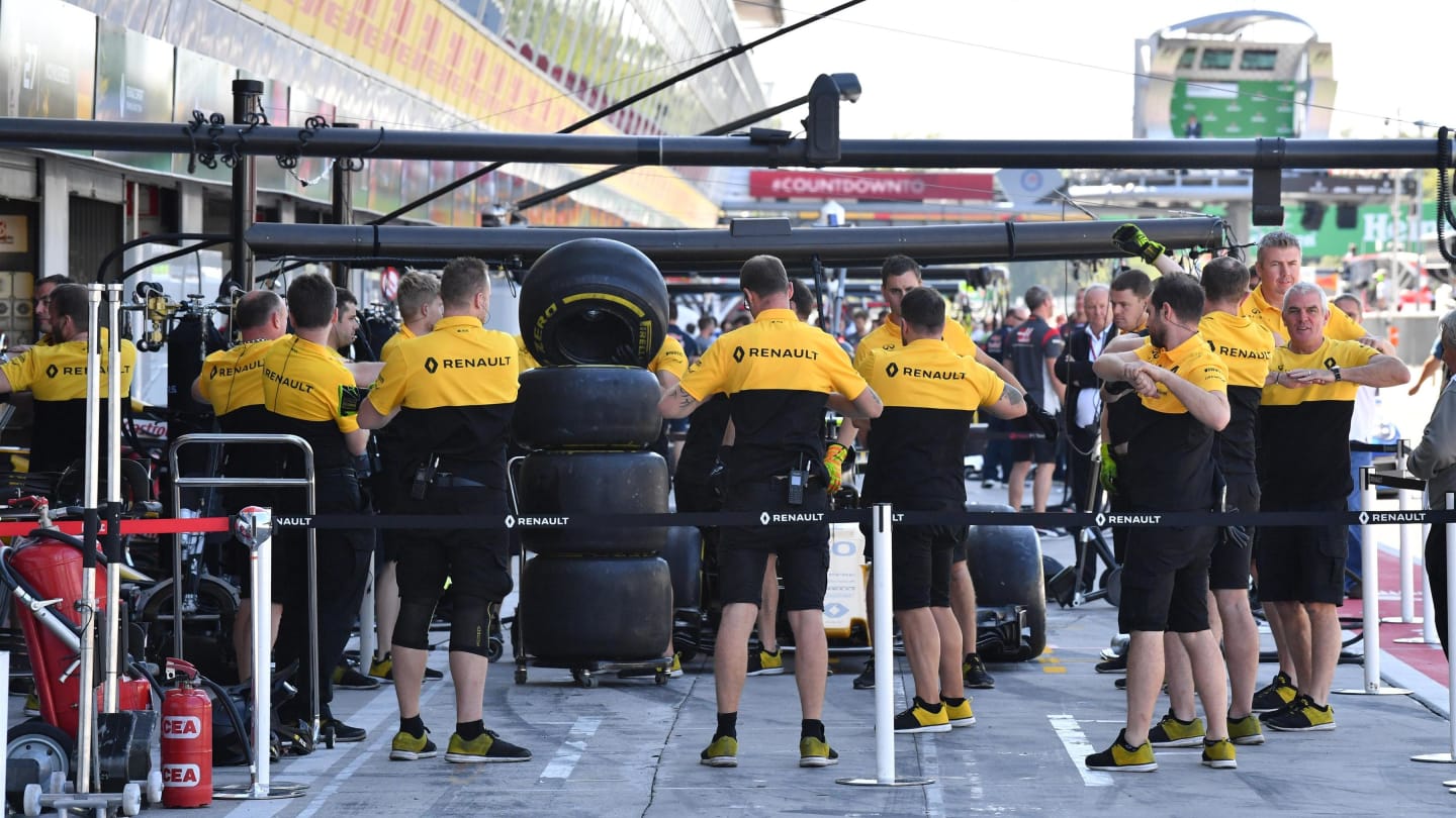 Renault Sport F1 Team Mechanics exercise in pitlane at Formula One World Championship, Rd13, Italian Grand Prix, Race, Monza, Italy, Sunday 3 September 2017. © Sutton Images