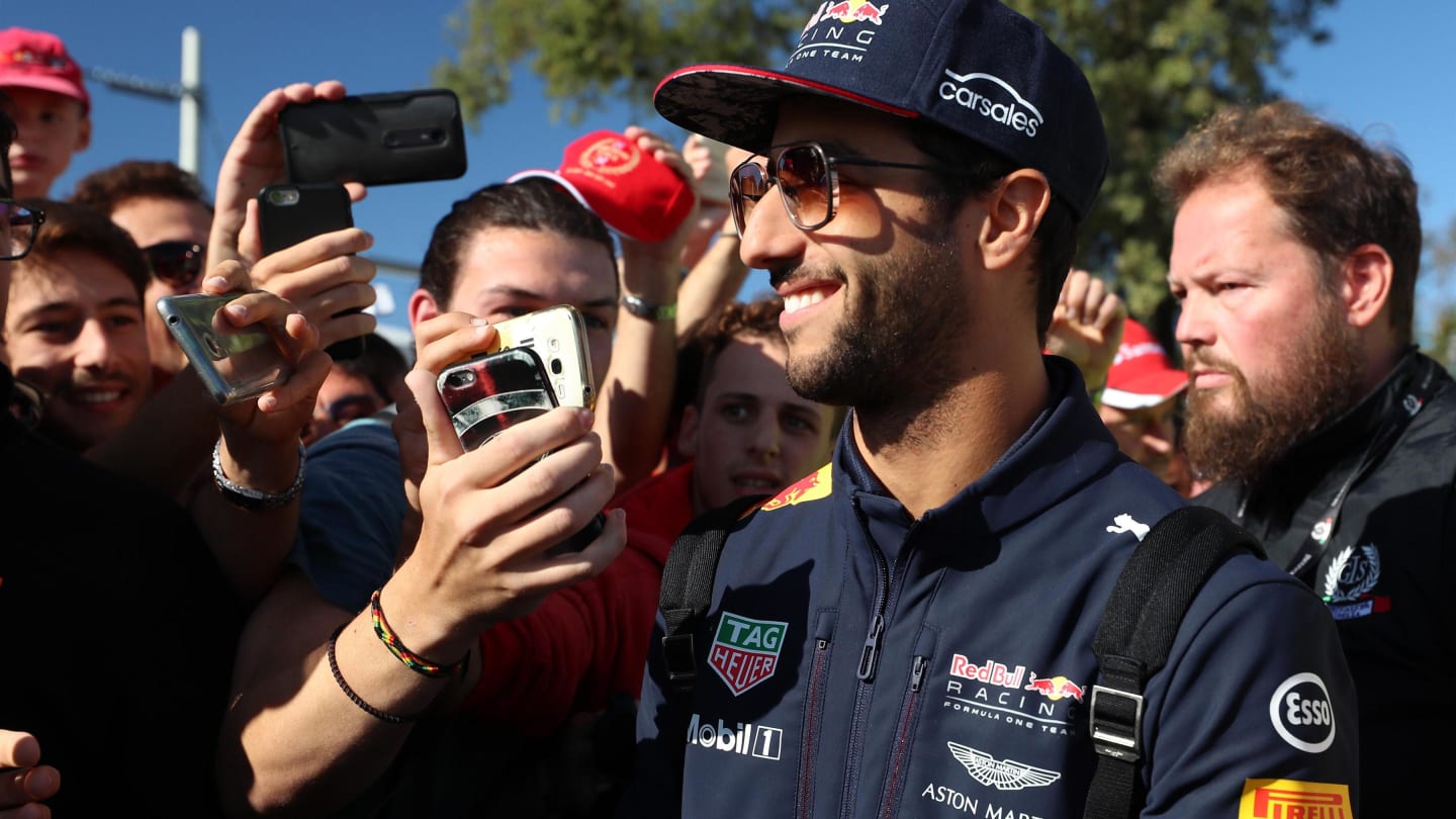 Daniel Ricciardo (AUS) Red Bull Racing fans selfie at Formula One World Championship, Rd13, Italian