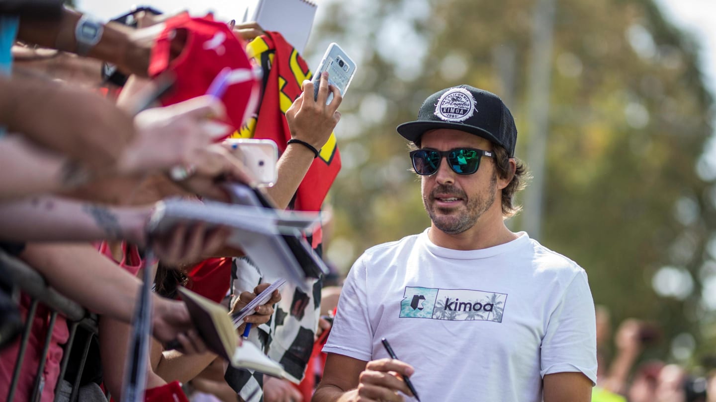 Fernando Alonso (ESP) McLaren signs autographs for the fans at Formula One World Championship, Rd13, Italian Grand Prix, Preparations, Monza, Italy, Thursday 31 August 2017. © Sutton Images