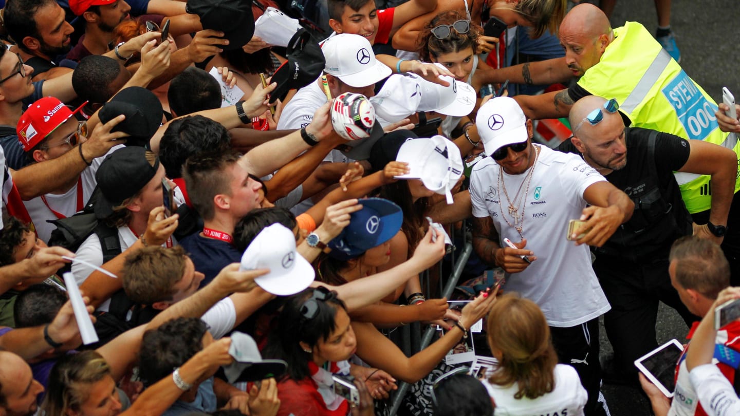 Lewis Hamilton (GBR) Mercedes AMG F1 fans selfie at Formula One World Championship, Rd13, Italian
