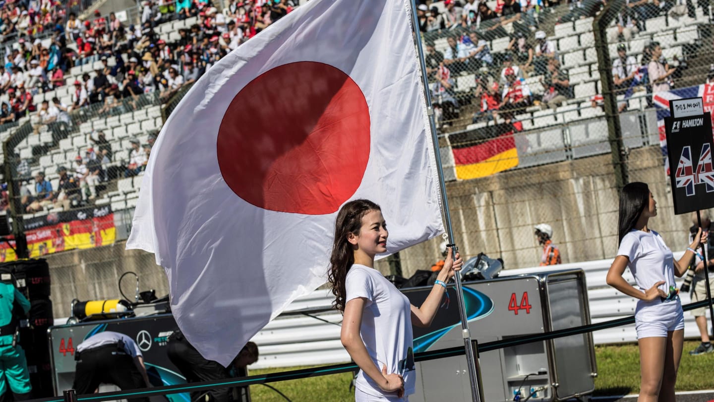 Grid girl with the flag of Japan at Formula One World Championship, Rd16, Japanese Grand Prix, Race, Suzuka, Japan, Sunday 8 October 2017. © Manuel Goria/Sutton Images