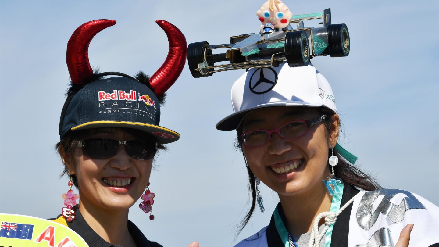 Fans and hats at Formula One World Championship, Rd16, Japanese Grand Prix, Race, Suzuka, Japan, Sunday 8 October 2017. © Mark Sutton/Sutton Images