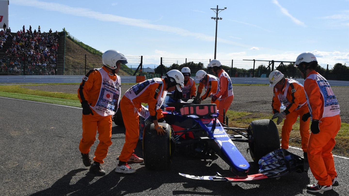 Marshals recover the car of race retiree Carlos Sainz jr (ESP) Scuderia Toro Rosso STR12 at Formula