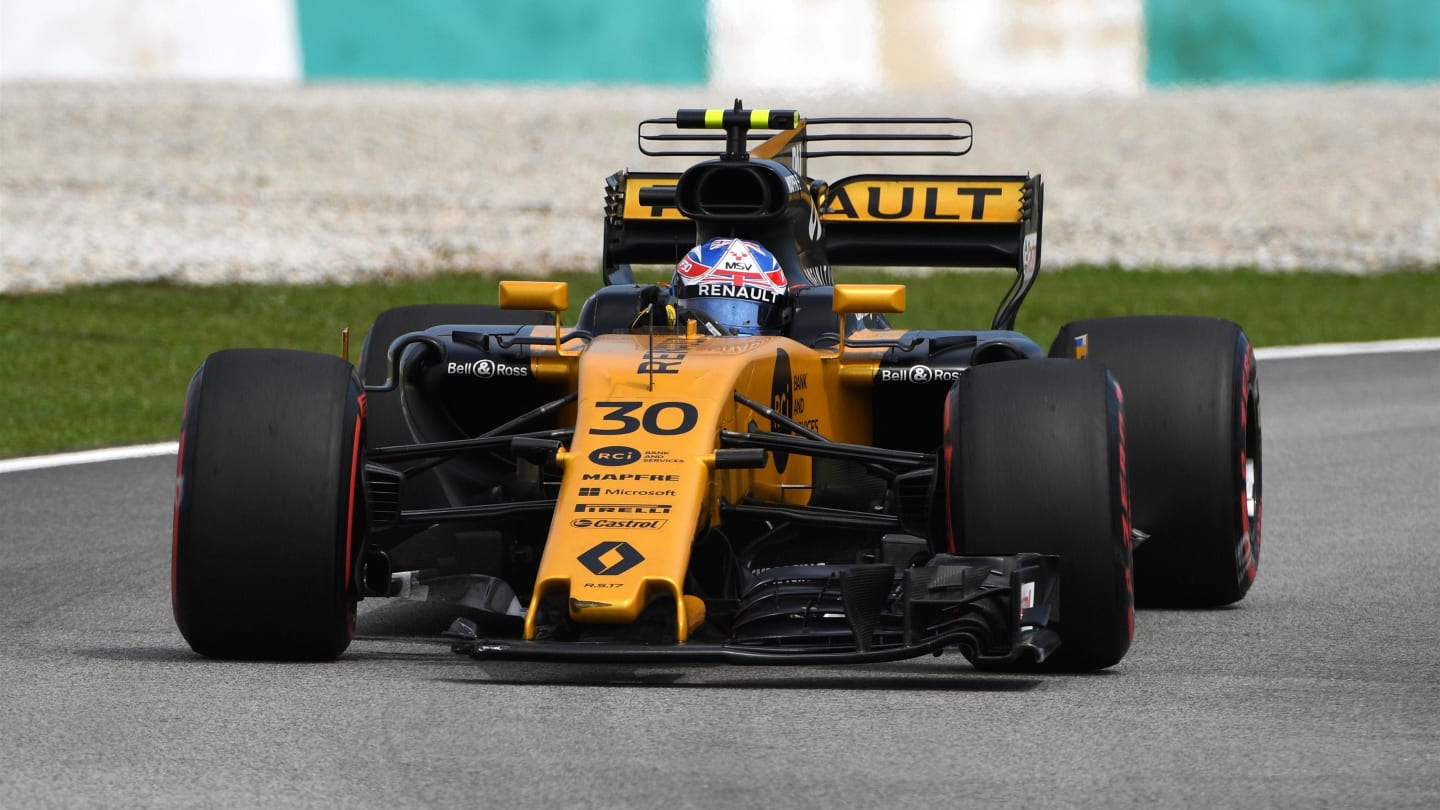 Jolyon Palmer (GBR) Renault Sport F1 Team RS17 with broken front wing in FP3 at Formula One World