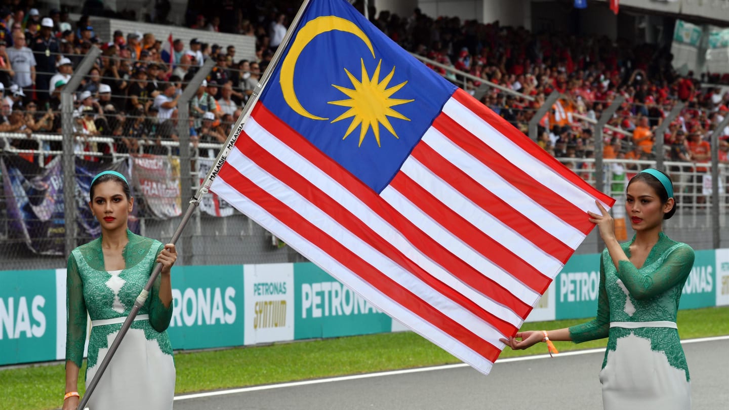 Grid girls with the Flag of Malaysia on the grid at Formula One World Championship, Rd15, Malaysian Grand Prix, Race, Sepang, Malaysia, Sunday 1 Octoberr 2017. © Mark Sutton/Sutton Images