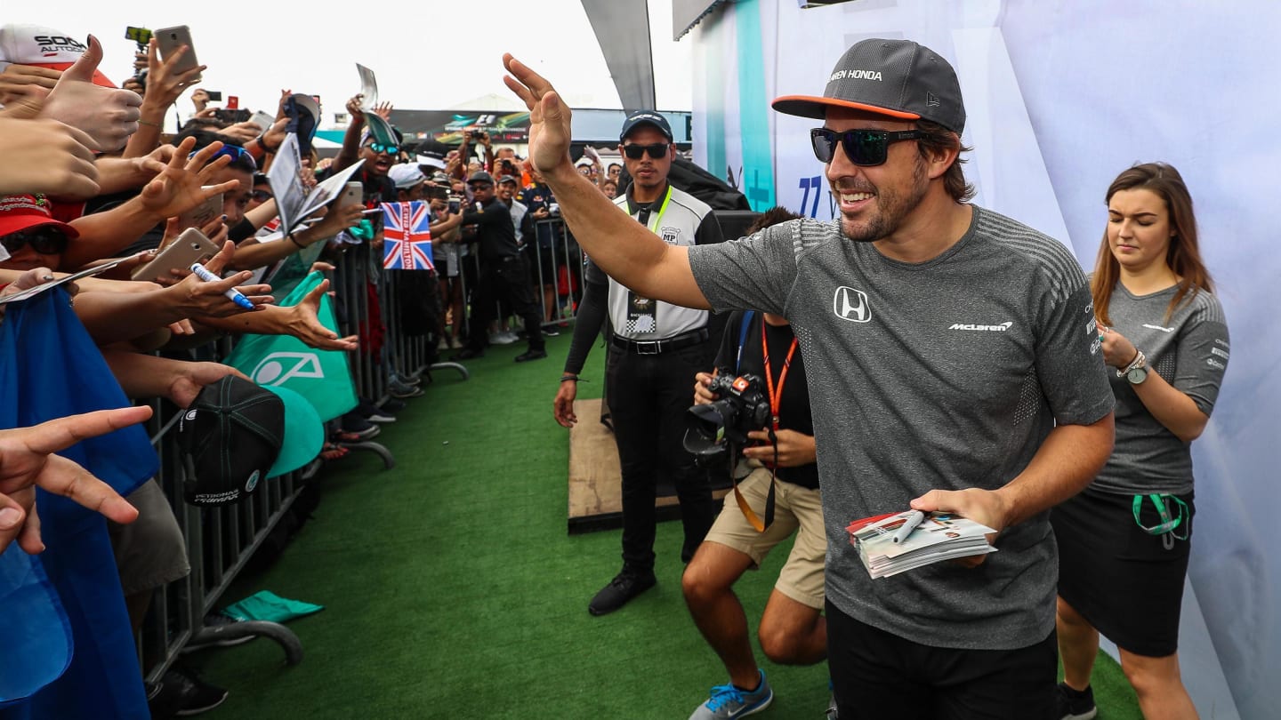 Fernando Alonso (ESP) McLaren and fans at Formula One World Championship, Rd15, Malaysian Grand Prix, Race, Sepang, Malaysia, Sunday 1 Octoberr 2017. © Kym Illman/Sutton Images