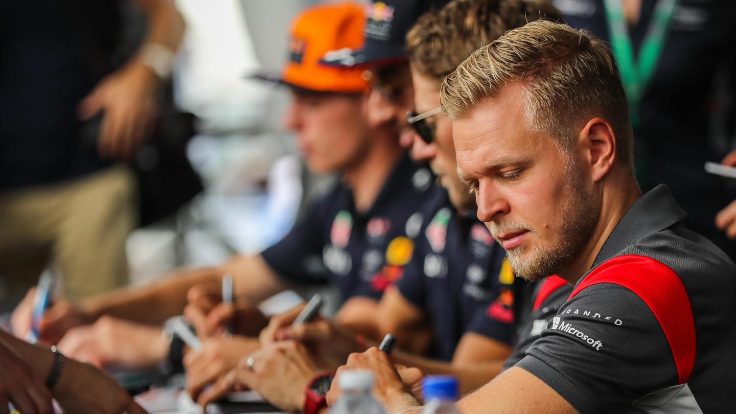 Kevin Magnussen (DEN) Haas F1 signs autographs for the fans at Formula One World Championship, Rd15, Malaysian Grand Prix, Race, Sepang, Malaysia, Sunday 1 Octoberr 2017. © Kym Illman/Sutton Images