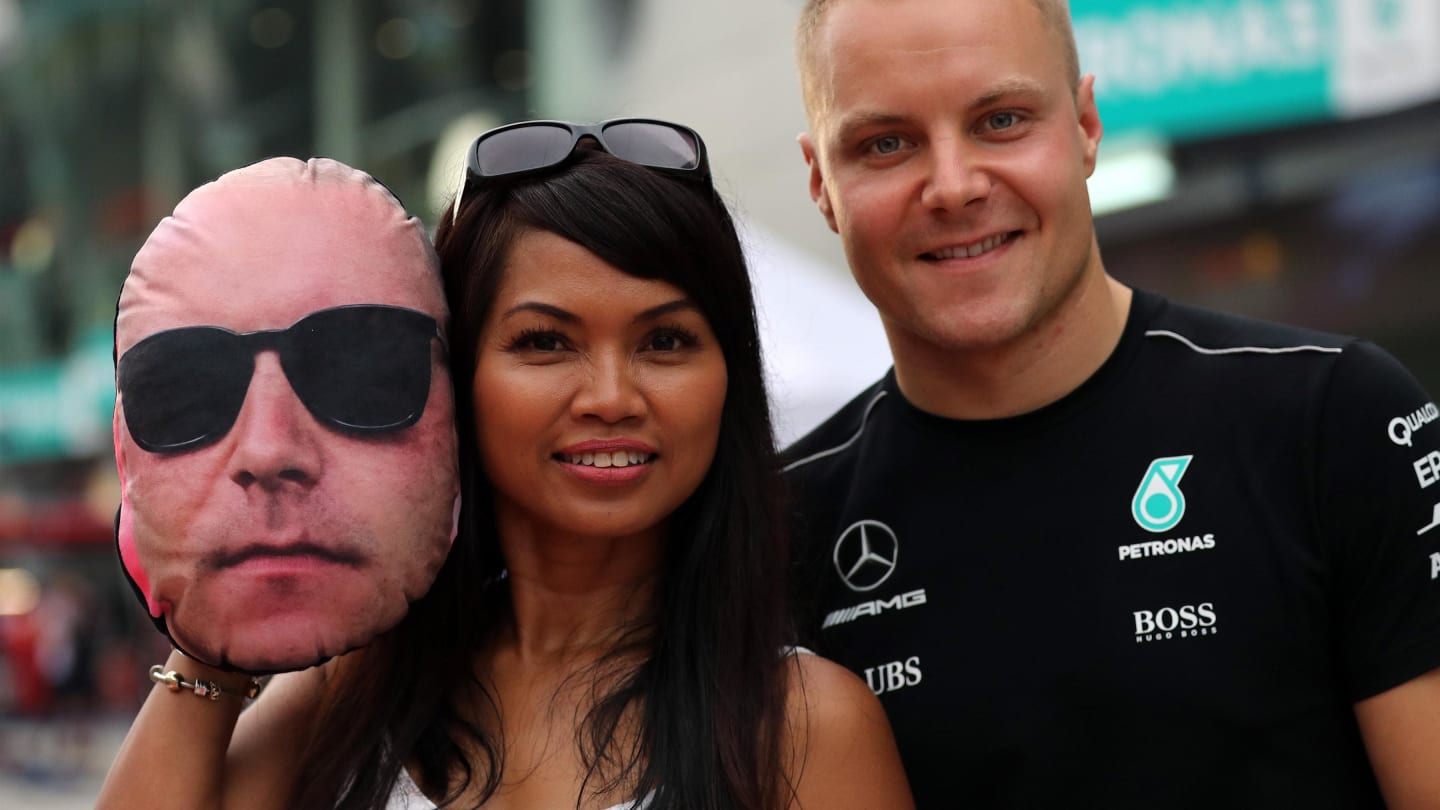 Fan with Valtteri Bottas (FIN) Mercedes AMG F1 and face pillow / mask at Formula One World Championship, Rd15, Malaysian Grand Prix, Preparations, Sepang, Malaysia, Thursday 28 September 2017. © Sutton Images
