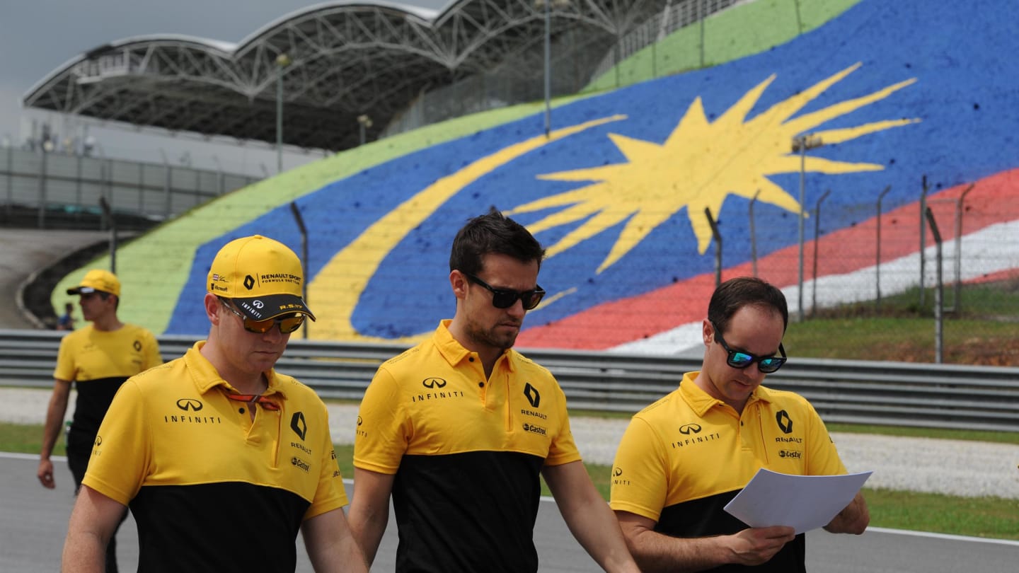 Jolyon Palmer (GBR) Renault Sport F1 Team walks the track at Formula One World Championship, Rd15, Malaysian Grand Prix, Preparations, Sepang, Malaysia, Thursday 28 September 2017. © Francois Tremblay/Sutton Images
