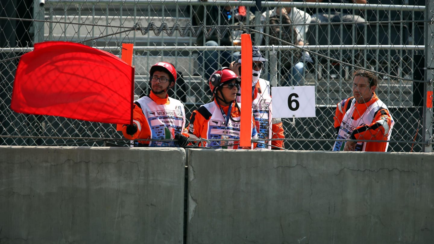 Marshal waves the Red Flag at Formula One World Championship, Rd18, Mexican Grand Prix, Practice, Circuit Hermanos Rodriguez, Mexico City, Mexico, Friday 27 October 2017. © Mirko Stange/Sutton Images