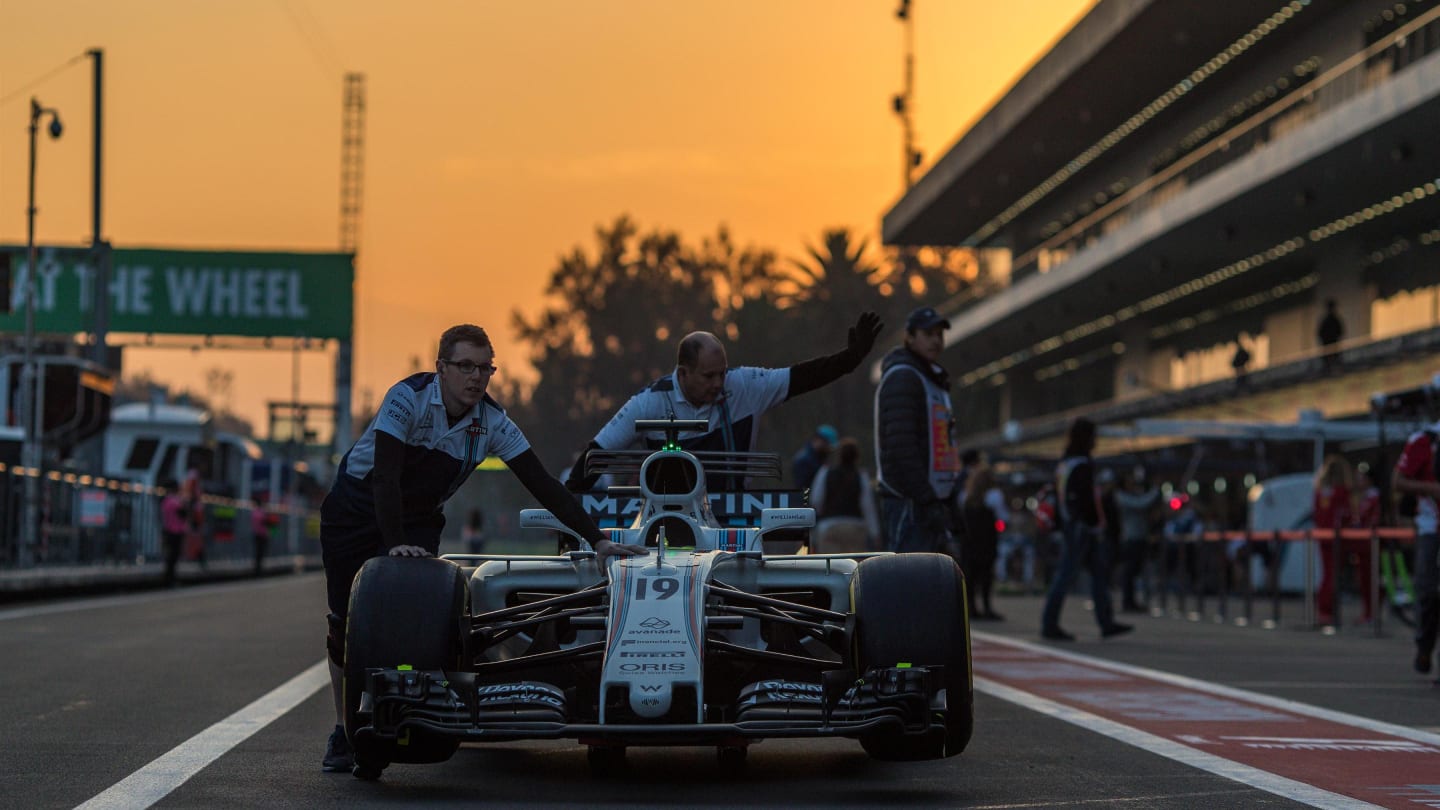Williams mechanics with Williams FW40 at Formula One World Championship, Rd18, Mexican Grand Prix, Qualifying, Circuit Hermanos Rodriguez, Mexico City, Mexico, Saturday 28 October 2017. © Kym Illman/Sutton Images