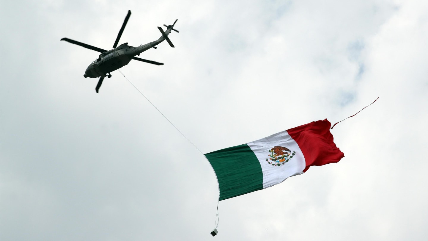 Helicopter flies the Mexican flag at Formula One World Championship, Rd18, Mexican Grand Prix, Race, Circuit Hermanos Rodriguez, Mexico City, Mexico, Sunday 29 October 2017. © Kym Illman/Sutton Images
