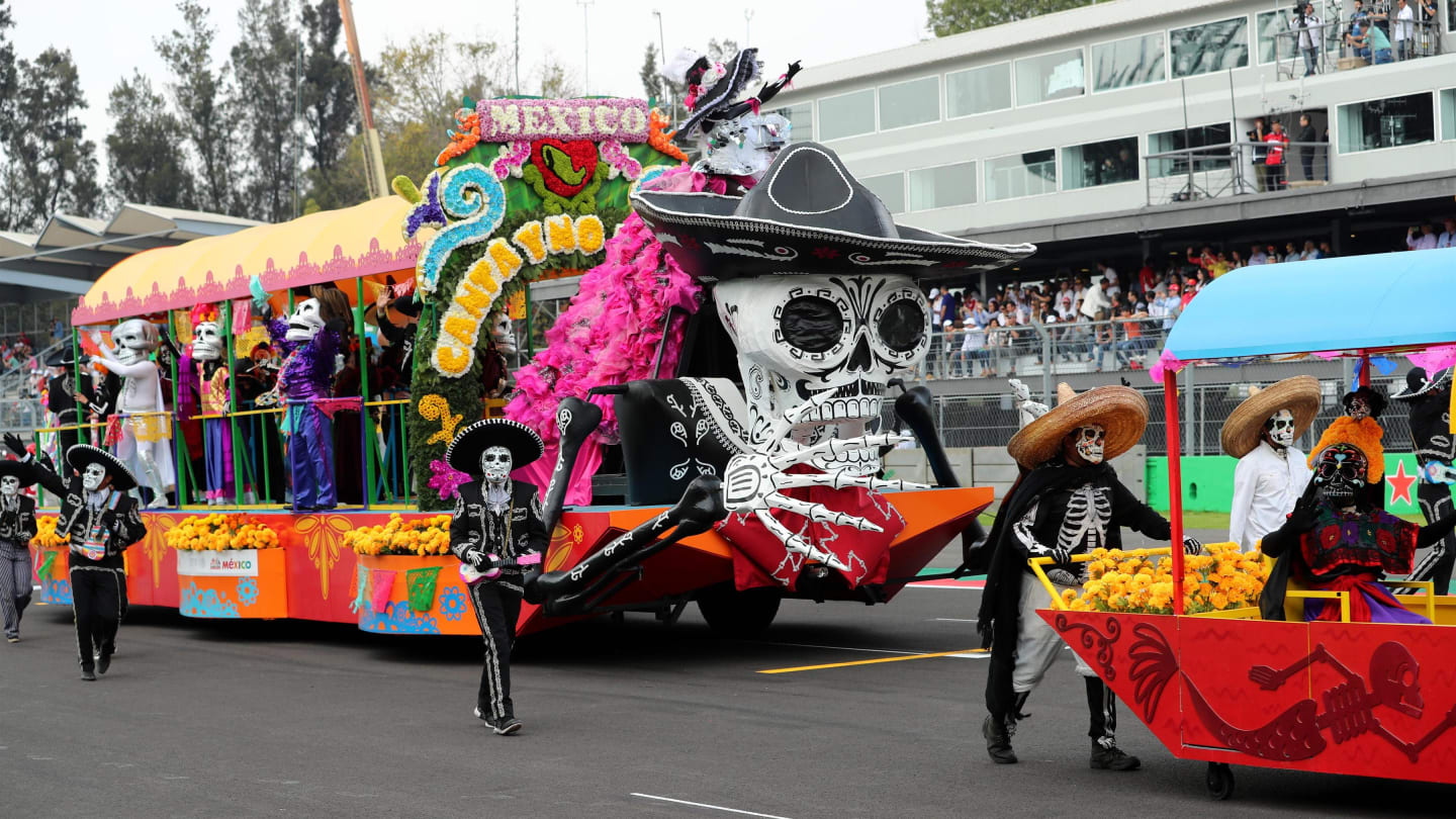 Pre-race entertainment with Day of the Dead characters at Formula One World Championship, Rd18, Mexican Grand Prix, Race, Circuit Hermanos Rodriguez, Mexico City, Mexico, Sunday 29 October 2017. © Kym Illman/Sutton Images