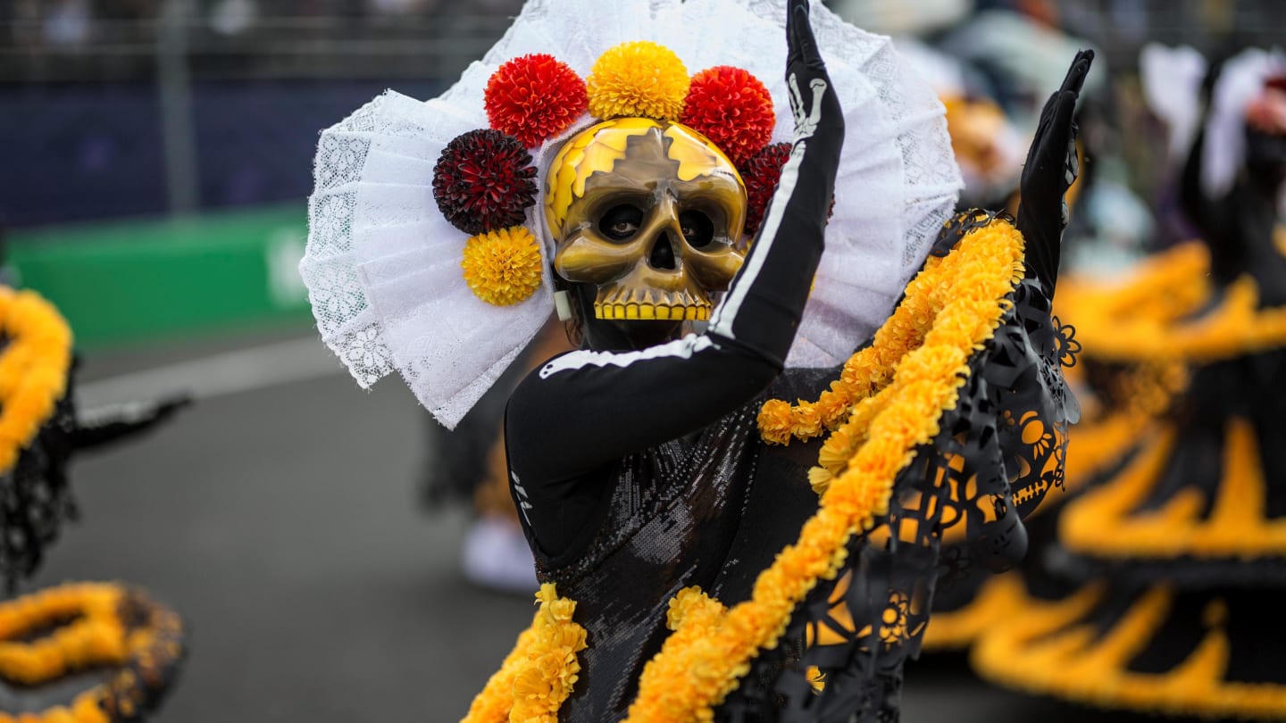 Pre-race entertainment with Day of the Dead characters at Formula One World Championship, Rd18,
