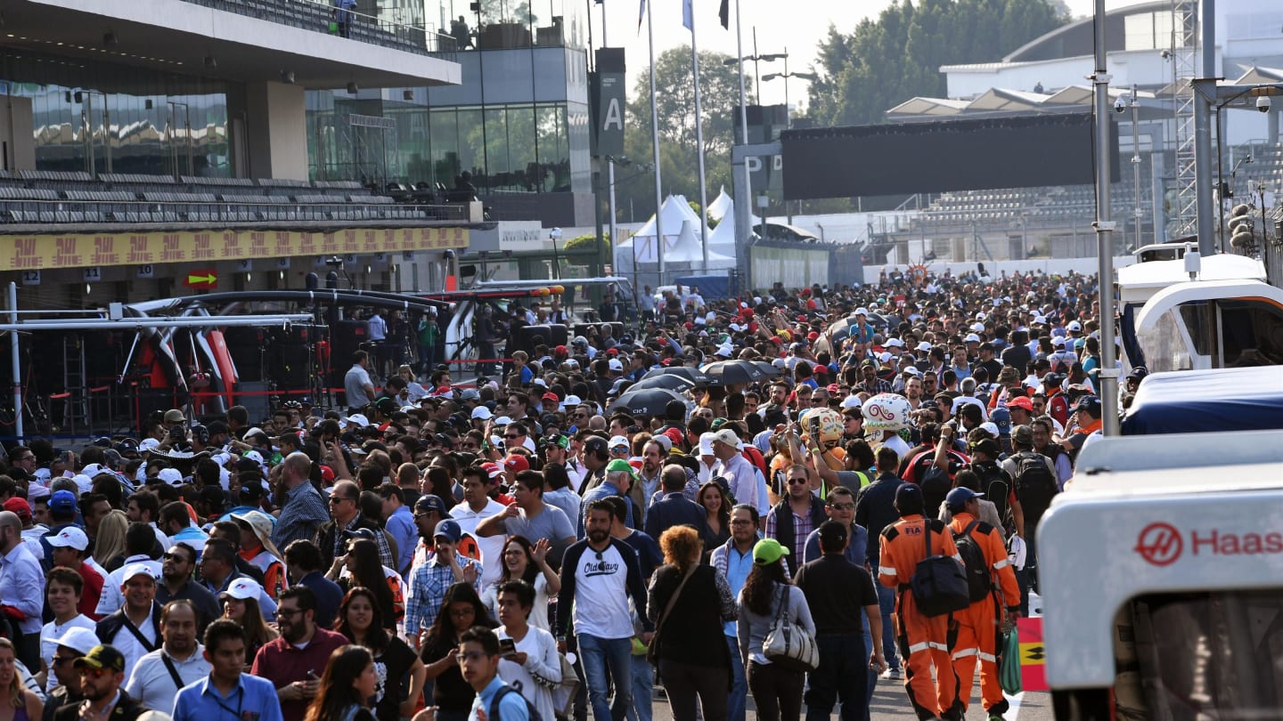 Fans at Formula One World Championship, Rd18, Mexican Grand Prix, Preparations, Circuit Hermanos Rodriguez, Mexico City, Mexico, Thursday 26 October 2017. © Mark Sutton/Sutton Images