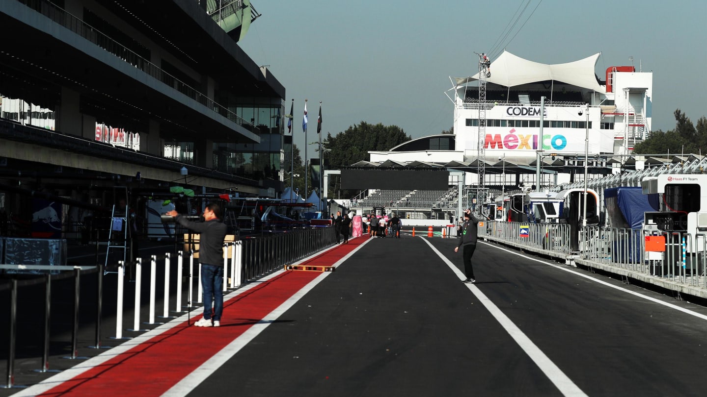 Pit lane at Formula One World Championship, Rd18, Mexican Grand Prix, Preparations, Circuit Hermanos Rodriguez, Mexico City, Mexico, Thursday 26 October 2017. © Kym Illman/Sutton Images